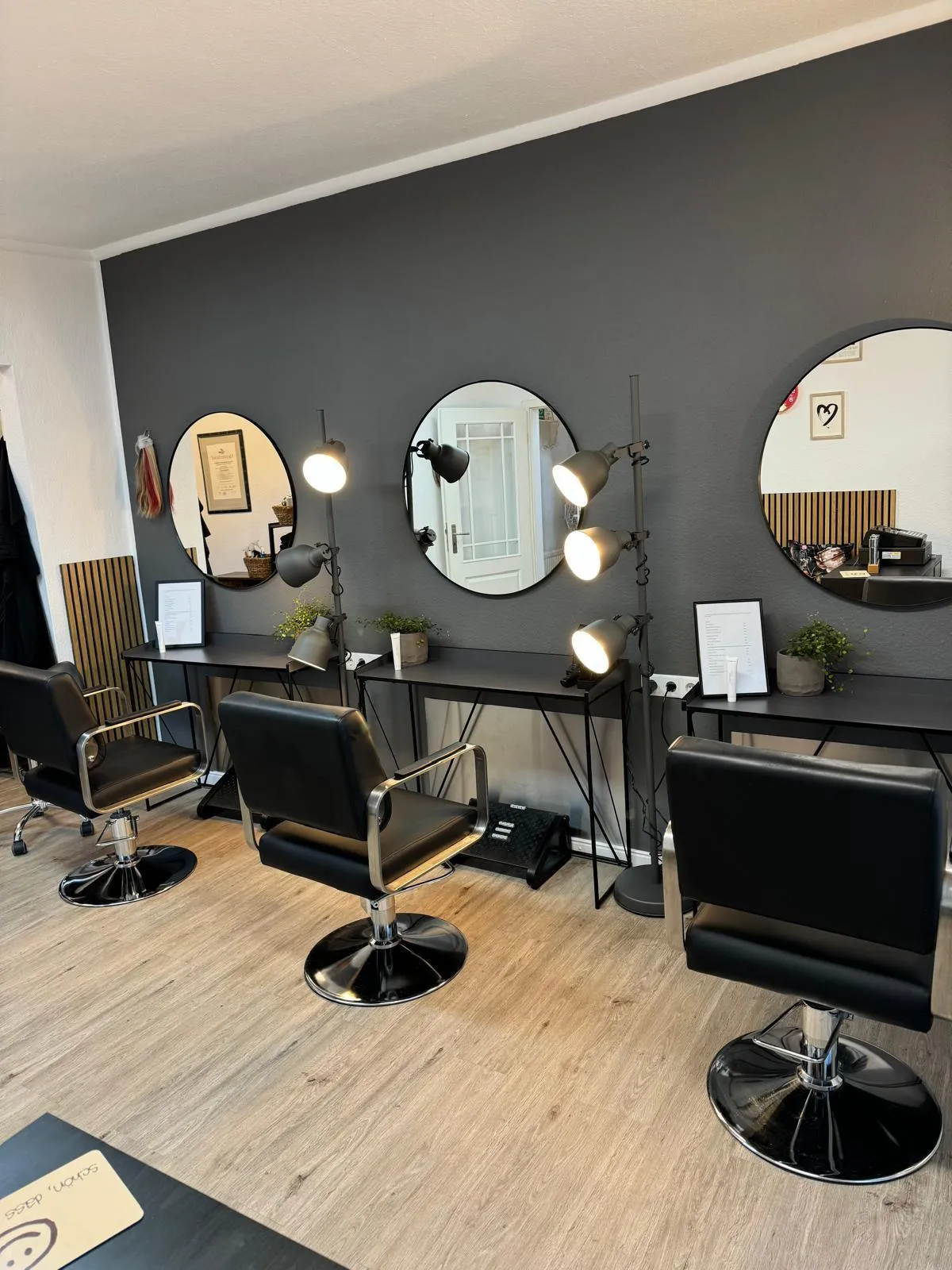 Friseursalon Schneidepunkt – moderner Stylistenbereich in Westerrönfeld