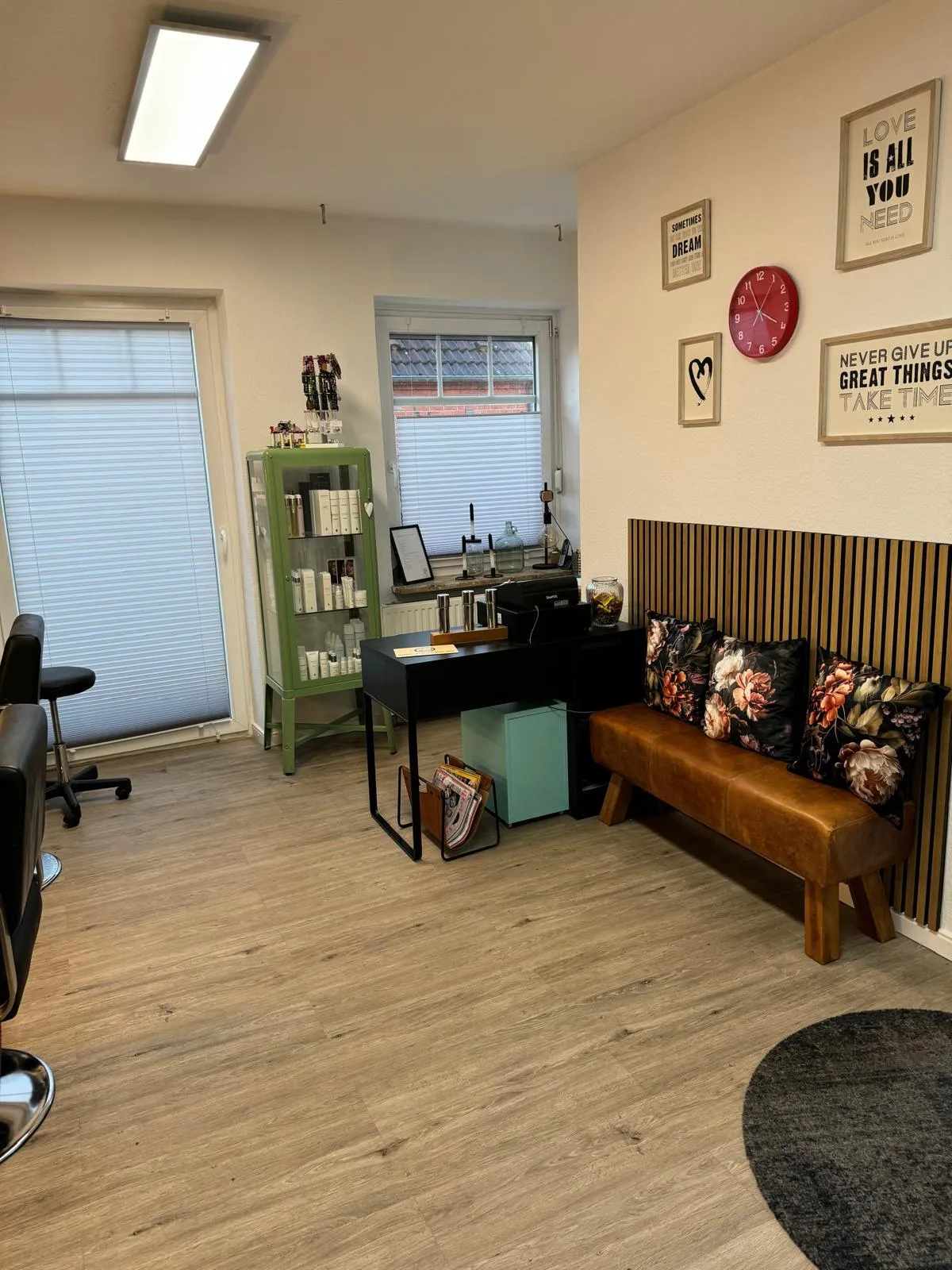 Gemütlicher Wartebereich im Friseursalon Schneidepunkt