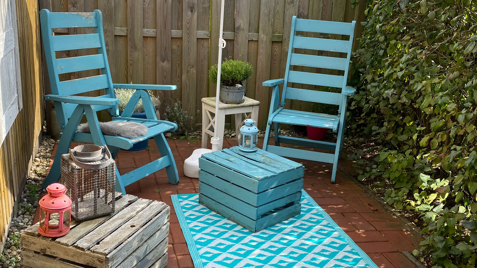 Gemütliche Außenecke vor dem Friseursalon Schneidepunkt